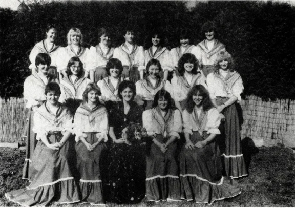 1983 - Fahnenmutter mit Festdamen.png
